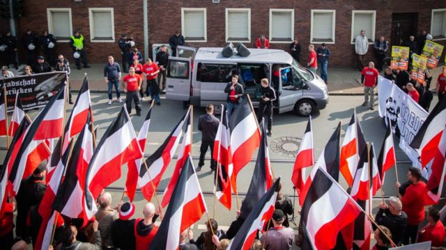 Pessoas seguram bandeiras em protesto de extrema direita em 2019 que teve presença de 400 neonazis