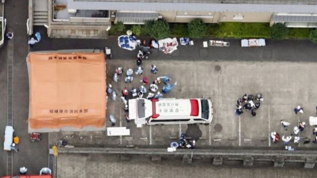 Imagem mostra resgate de vítimas após ataque em centro para idosos no Japão