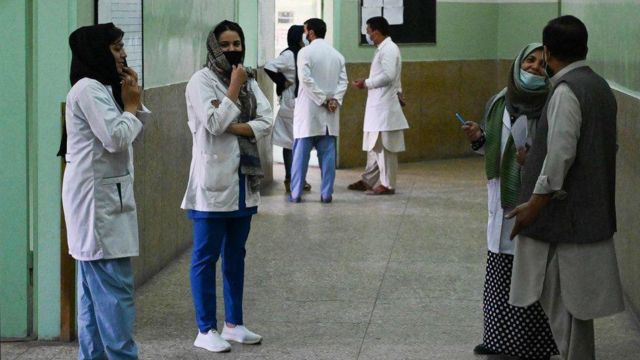 Médicos y personal paramédico conversan entre ellos en el hospital Wazir Akbar Khan de Kabul el 1 de septiembre de 2021.