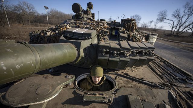 Un soldado ruso en un tanque