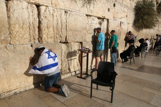 El muro es considerado un lugar sagrado por los judíos.