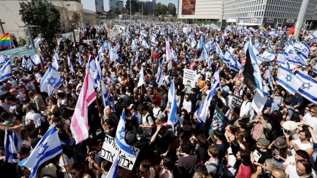 مظاهرات إسرائيل مشاركة نحو 300 ألف متظاهر في تل أبيب احتجاجا على إصلاحات قضائية Bbc News عربي 