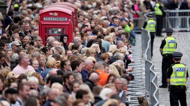 الآلاف انتظروا في رويال مايل في إدنبرة مرور موكب نعش الملكة