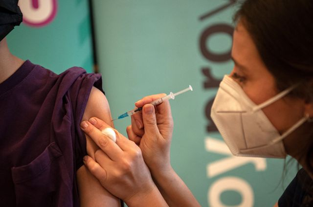 A child is vaccinated in Santiago