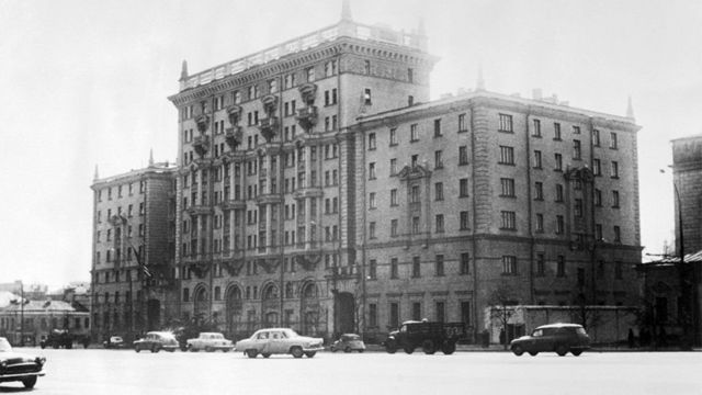 سفارة الولايات المتحدة في شارع نوفينسكي في موسكو في عام 1964