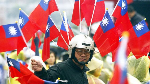 Hombre con la banderas de Taiwán