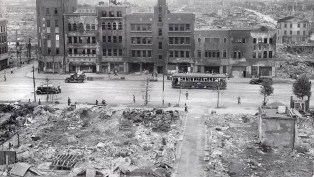 تصویری از یک خیابان جنگ زده توکیو در ۱۹۴۵