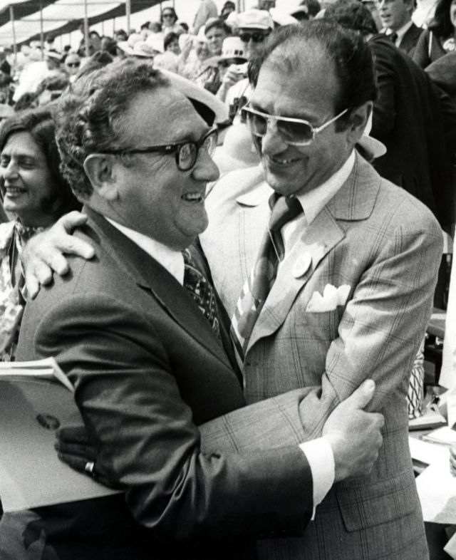 با هنری کیسینجر، وزیر خارجه وقت آمریکا در جشن روز استقلال آمریکا ۱۹۷۶