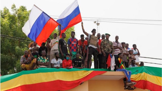 Manifestantes ondean banderas rusas en Mali.