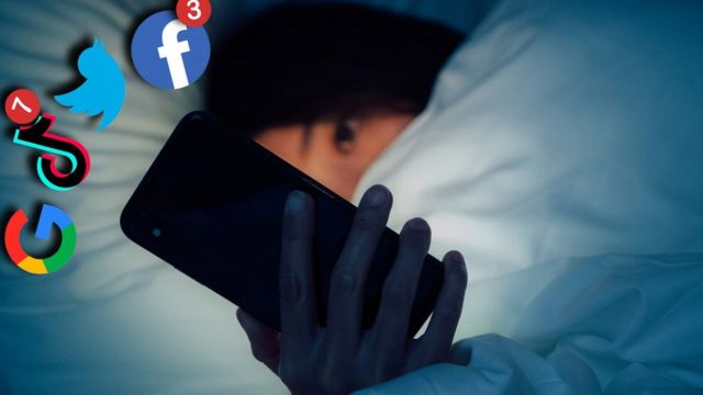 "Pandemia de abusos en internet" Woman staring at phone in bed with logos of Facebook, TikTok, Twitter and Google popping out of the screen