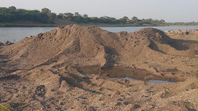 राज्यात अनेक ठिकाणी अवैध वाळू उत्खनन केलं जातं.