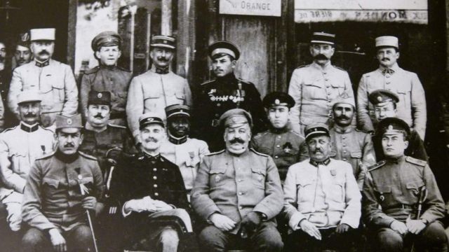 Карп Васильченко (в центре) в городе Оранж перед отправлением в Македонию. Из альбома "Русский экспедиционный корпус"