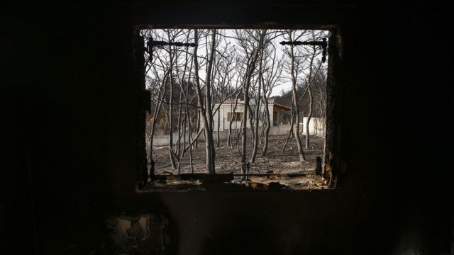 yanan bir evin penceresinden görüntü