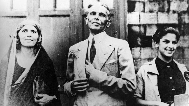 सबसे दाएँ दीना, जिन्ना (बीच में) और बाएं जिन्ना की बहन फ़ातिमा
