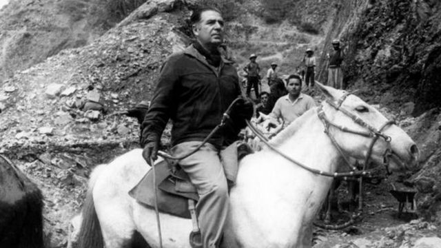 Fernando Belaúnde montado em cavalo