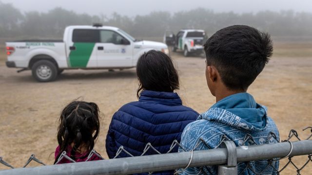 Niños que cruzaron ilegalmente la frontera aguardan ser procesados por la policía en Texas