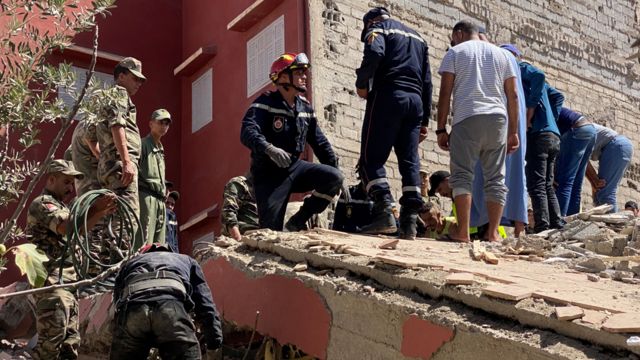 رجال الإنقاذ يقومون بعملية بحث في أمزميز بالمغرب