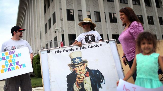 Manifestantes en Estados Unidos contra la circuncisión rutinaria.