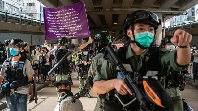 Полиция задерживает мужчину в Гонконге