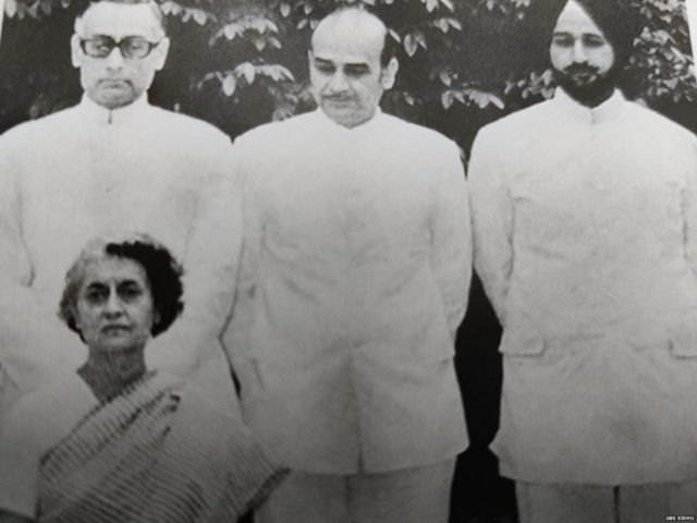 इंदिरा गांधी रॉ के पूर्व प्रमुख रामनाथ काव, गैरी सक्सेना और जीबीएस सिद्धू के साथ