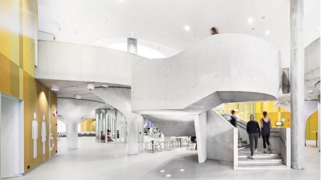 Alumnos suben escaleras en una escuela de diseño abierto en Finlandia.