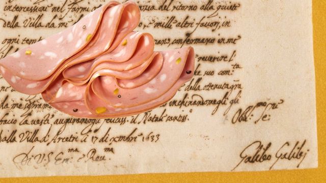 Montaje de mortadela sobre carta escrita por Galileo