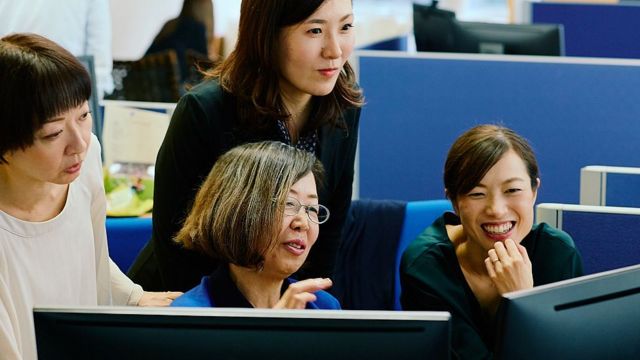 Mujeres debatiendo ideas en una oficina