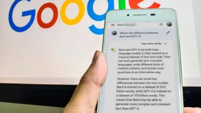 Pessoa segurando celular com o Bard, do Google