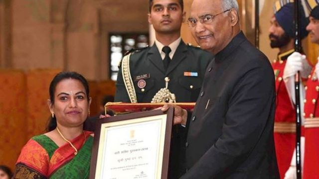 بوشبا تتلقى جائزة وطنية من رئيس الهند آنذاك رام ناث كوفيند