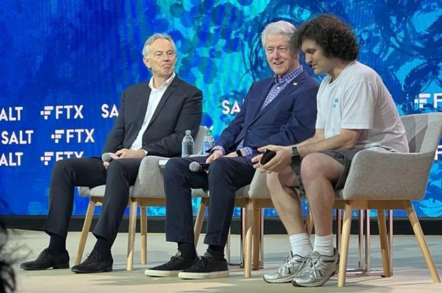 Tony Blair, Bill Clinton y Sam Bankman-Fried