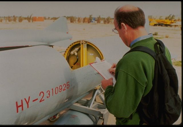 Experto de la misión UNSCOM en Irak 1992-1997 revisando un misil gusano de seda de fabricación china.