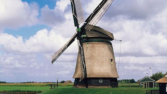 Un caractesístico molino del paisaje de Países Bajos en Flevoland.