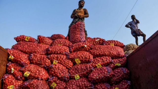 ভারত থেকে আমদানিকৃত ট্রাক ভর্তি পেঁয়াজ।
