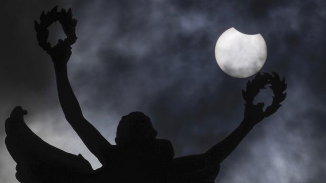 Las impresionantes imágenes del "anillo de fuego" Vista del eclipse solar anular en Bruselas