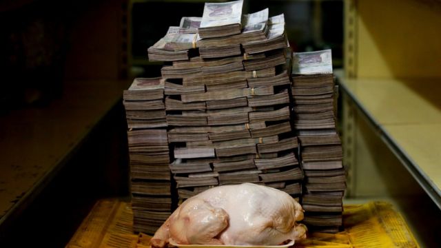 Un pollo entero crudo de 2,4 kilos al lado de una montaña de 14.600.000 bolívares.