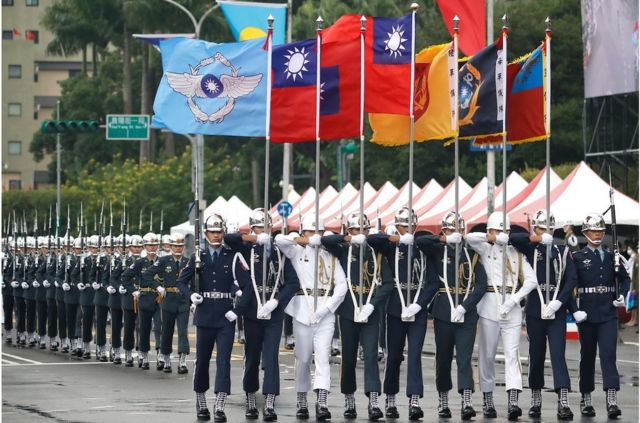 台湾双十节庆祝活动中，台湾三军仪仗队手持中华民国国旗和军旗参加游行。