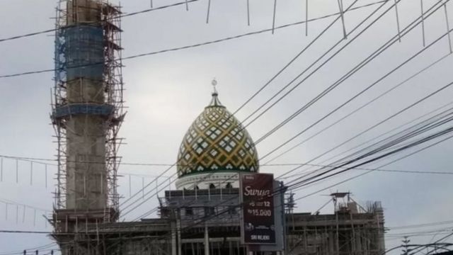 Masjid Al-Aqsa di Sentani, Jayapura, masih dalam pembangunan tahun 2018, pernah dipersoalkan bukan hanya tentang pengeras suara, tapi juga menara yang terlalu tinggi.