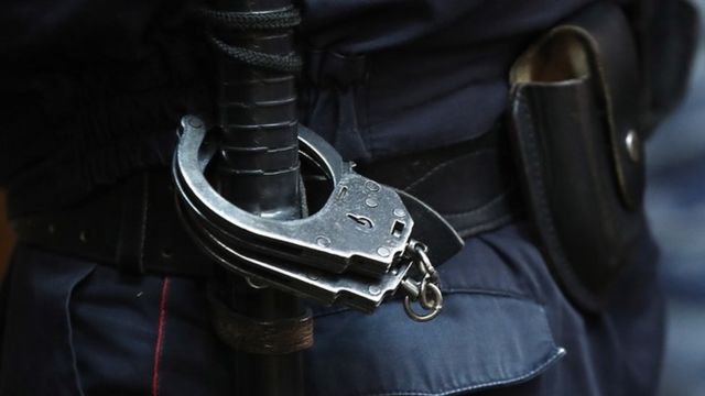 Наручники, дубинка и пистолет в кобуре
