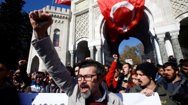 Türkiye'de başarısız darbe girişiminin ardından görevinden alınan akademisyenler çok sayıda gösteri gerçekleştirdi.
