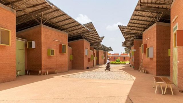 Diébédo Francis Kéré : le premier Africain à remporter le plus grand prix d' architecture - BBC News Afrique
