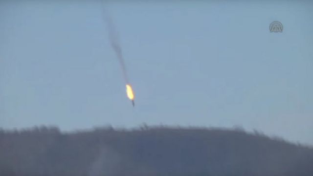 トルコのアナトリア通信は、戦闘機が墜落する様子という映像を配信（24日）