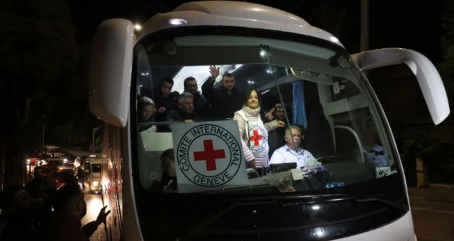 தாக்கப்பட்ட பாலஸ்தீன கைதிகள்