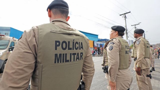 Policiais militares da Bahia de costas