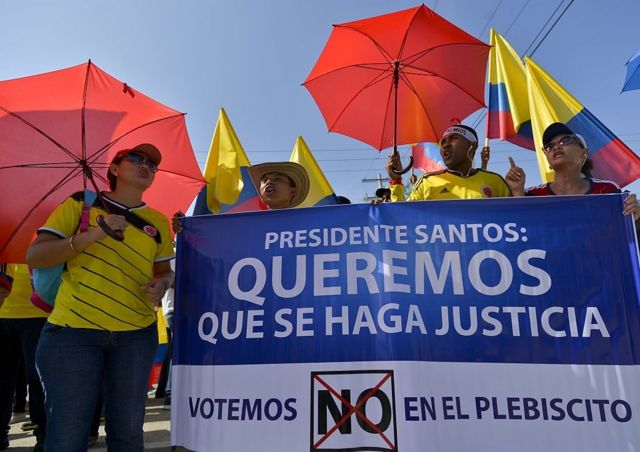 Manifestantes opositores al acuerdo de paz con las FARC.