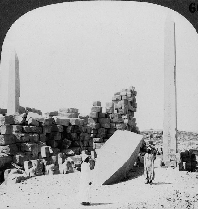 Foto em preto e branco mostrando dois dos quatro obeliscos erguidos por Hatshepsu