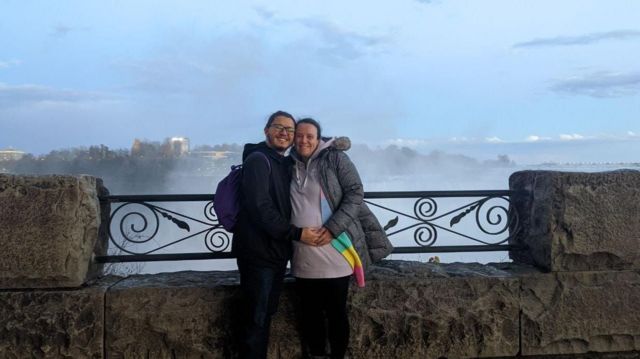 Carol e o marido, Gustavo, durante a gravidez dela