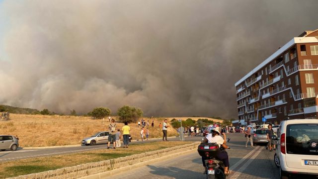 Intensive response to the forest fire is underway at Dameyri location in Kanakkale.  In a statement given by AFAD, it was said that six villages in the area have been evacuated and work is on to evacuate civilians from three villages.