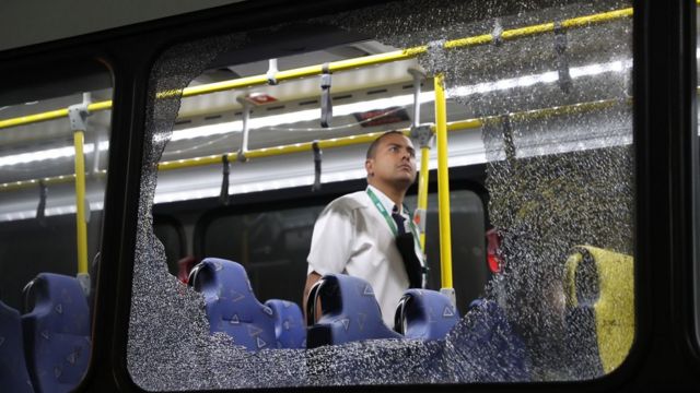 Autobús con vidrios rotos