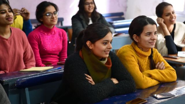 ક્લાસરૂમમાં છોકરીઓ