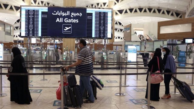 Saudi passengers arrive to King Khaled International airport for di capital Riyadh on May 17, 2021, as Saudi authorities lift travel restrictions